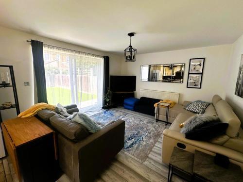 Luxury 3-Bed Ilford Modern Comfort & Elegance - Tap to explore photos