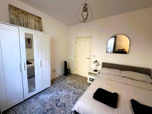 Luxury 3-Bed Ilford Modern Comfort & Elegance - Tap to explore photos