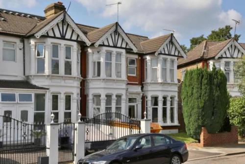 Luxury 3-Bed Ilford Modern Comfort & Elegance