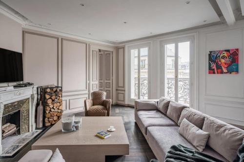 Resplendent Haussmann Design 100m2 - 2 BR - Tap to explore photos