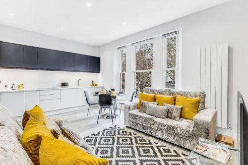 LUX Abbey Road Apartment Sleeps up to 7 - Tap to explore photos