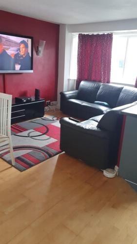 Spacious Wanstead Apartment- Sleeps 4! - Tap to explore photos