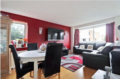 Spacious Wanstead Apartment- Sleeps 4! - Tap to explore photos