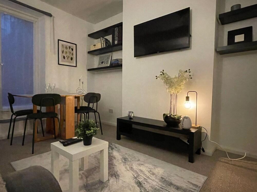 Modern and Luxurious 2 Bed Apartment - Tap to explore photos