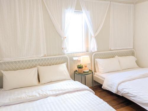 Purr Room Type - Twin Room with Shared Bathroom