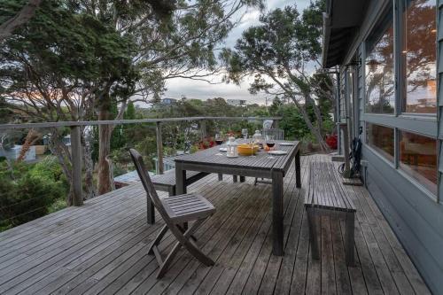 Coastal Retreat..entertainers delight - Tap to explore photos