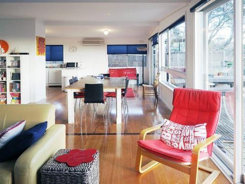 Coastal Retreat..entertainers delight - Tap to explore photos