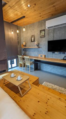 Charming Beachside Studio - Tap to explore photos