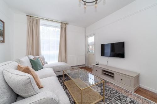 Comfortable Welcoming 3BR house wBalcony, South London - Tap to explore photos