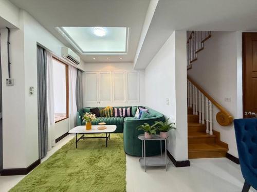 Miq Asoke 5BR Sukhuvit15 - Tap to explore photos