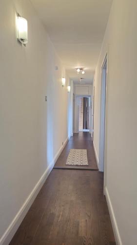 Bright Spacious Airy 2 Bed Flat - Tap to explore photos
