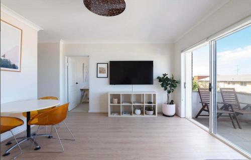 Stunning Maroubra Beachview Apt with Parking - Tap to explore photos