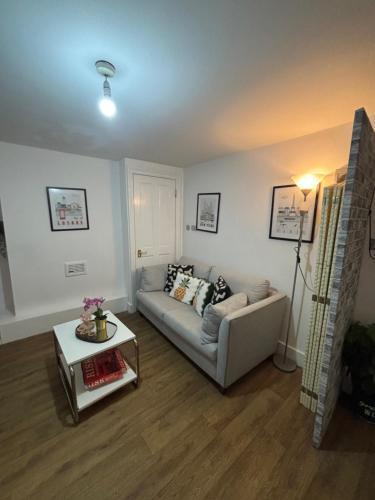Comfortable 2-Bed Flat with Private Bathrooms-SE5 - Tap to explore photos