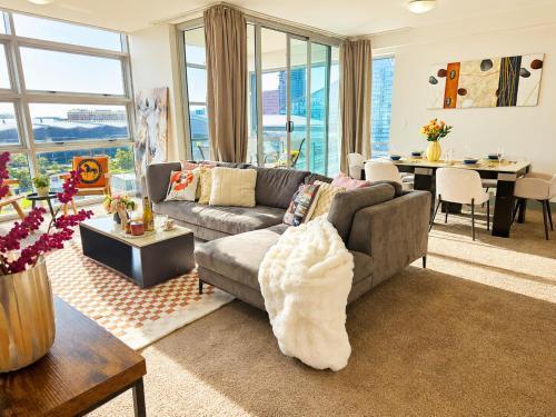 Stylish 4bd CBD Apartment - Tap to explore photos