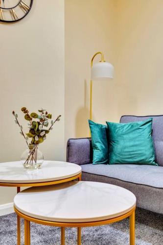 Spacious London Home- 15 minutes to Paddington - Tap to explore photos
