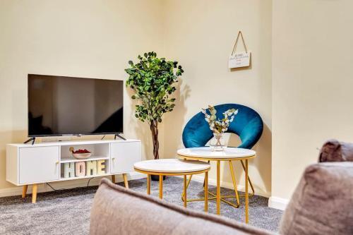 Spacious London Home- 15 minutes to Paddington - Tap to explore photos