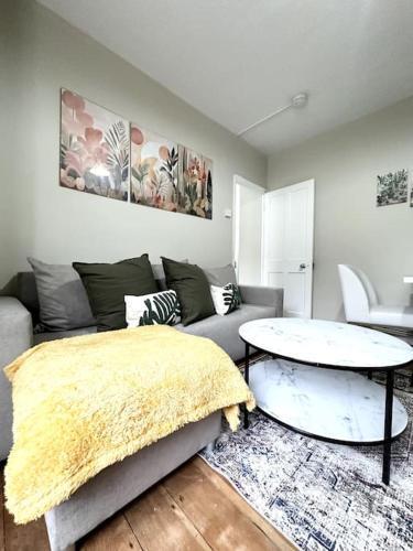 Quirky 3 Bedroom Flat In Shoreditch - Tap to explore photos
