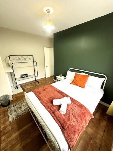 Quirky 3 Bedroom Flat In Shoreditch - Tap to explore photos