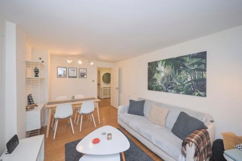 Modern 1BD Basement Flat Near Victoria Park London - Tap to explore photos
