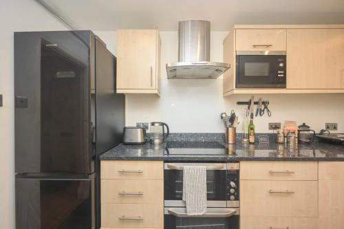 Modern 1BD Basement Flat Near Victoria Park London - Tap to explore photos