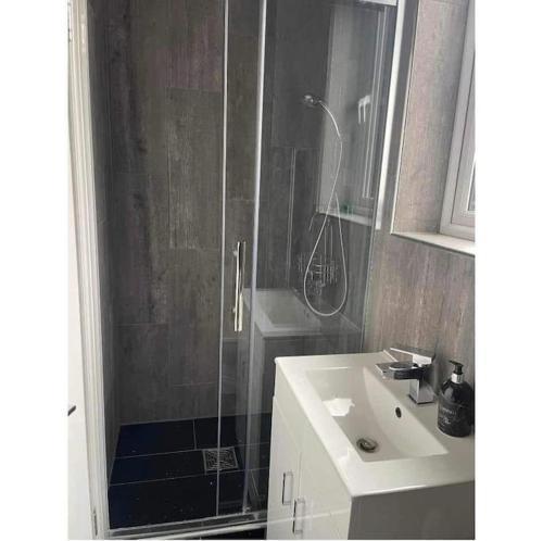 Dollis Hill One Bedroom Apartment NW2 - Tap to explore photos