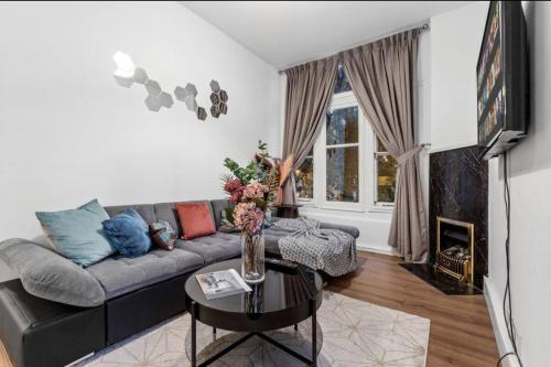 Majestic 2-Bedroom Flat in Knightsbridge-Hyde Park KB70 - Tap to explore photos