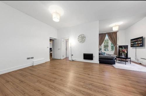 Majestic 2-Bedroom Flat in Knightsbridge-Hyde Park KB70 - Tap to explore photos
