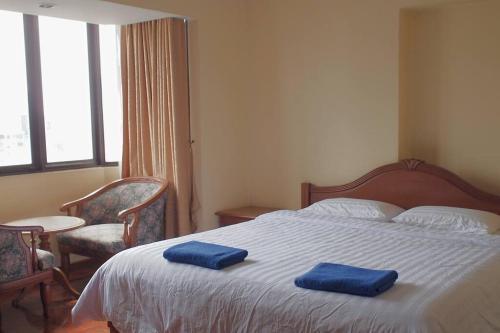 Spacious room in Sukhumvit Nana - Tap to explore photos