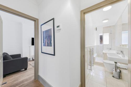 Stylish 1BR IN C- London near Oxford Street - Tap to explore photos