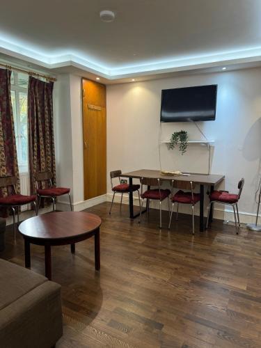 Excellent Central London Apartment - 3 Bedrooms - Tap to explore photos