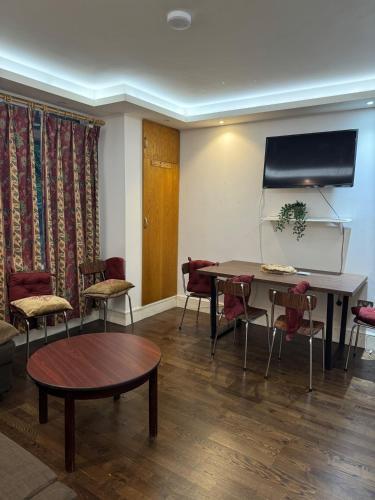 Excellent Central London Apartment - 3 Bedrooms - Tap to explore photos