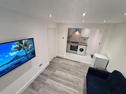 Stunning One BedRoom with Private Garden and Free Parking - Tap to explore photos