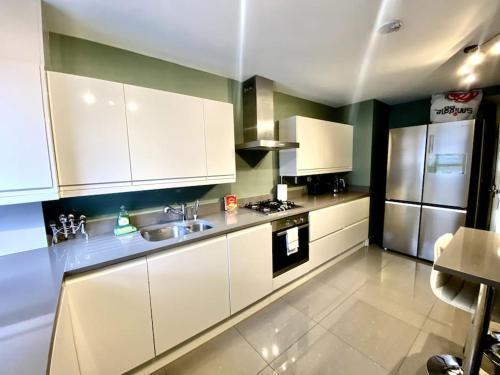 LUX 3 Bed 5 mins to Oxford Street - Tap to explore photos