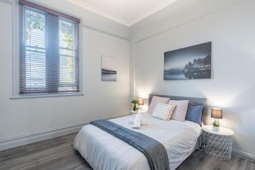Tranquil Double Room - Next to Bus Station & Park & Chinatown - Shared Bathroom - Tap to explore photos