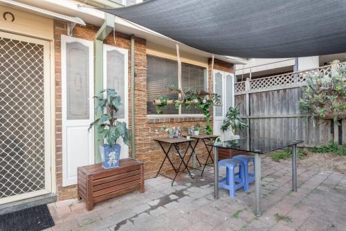 Tranquil Double Room - Next to Bus Station & Park & Chinatown - Shared Bathroom - Tap to explore photos