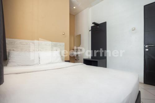 One 2 Residence near Slipi Jaya Mall Mitra RedDoorz - Tap to explore photos