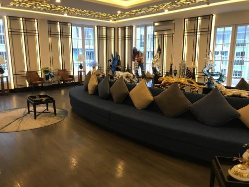 Grand Florida芭提雅带免费游泳池温泉桑拿浴和健身房瑜伽室私家海滩公寓E206 - Tap to explore photos