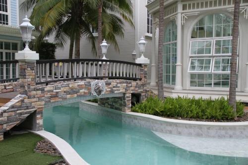 Grand Florida芭提雅带免费游泳池温泉桑拿浴和健身房瑜伽室私家海滩公寓E206 - Tap to explore photos