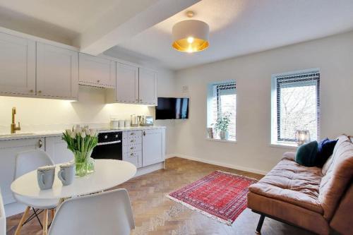 Chic 2-bed apartment, free Wi-Fi and parking - Tap to explore photos