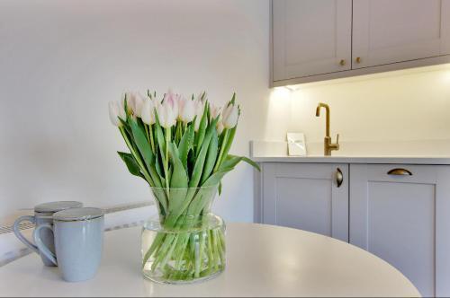 Chic 2-bed apartment, free Wi-Fi and parking - Tap to explore photos