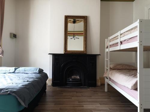 Fitzroy Private Rooms - 132 Nicholson Homestay Room Type - Family Room with Shared Bathroom