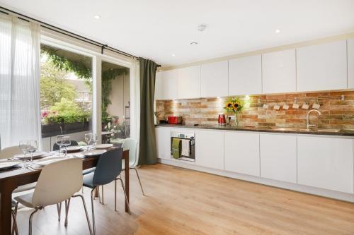 Chic London Apartment Zone 2 - Tap to explore photos