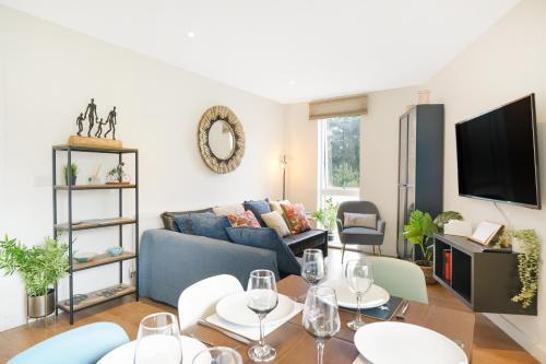Chic London Apartment Zone 2 - Tap to explore photos
