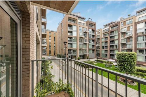 Chelsea Harbour Luxury 2 bedroom Apartment - Tap to explore photos