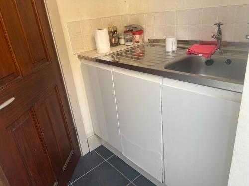 Self contain studio with room, double bed, kitchen - Tap to explore photos
