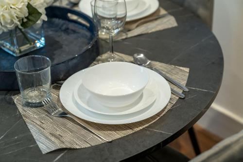 Paddington Prime tourist entire 1 bed flat for 4 - Tap to explore photos