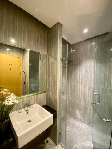 Apt Capitol Suites Senen Studio with Wi-Fi, Pool & Netflix by Damaresa - Tap to explore photos