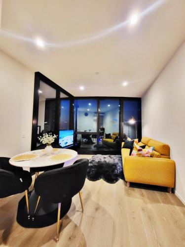 THE SKYVIEW - Australia 108 Apartments - Tap to explore photos