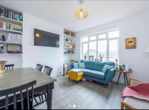 Muswell Hill - 2Bedroom - 1Bathroom - CityView - Tap to explore photos