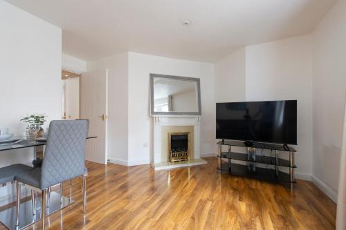 Lovely 1 Bed Condo near Lake - Tap to explore photos